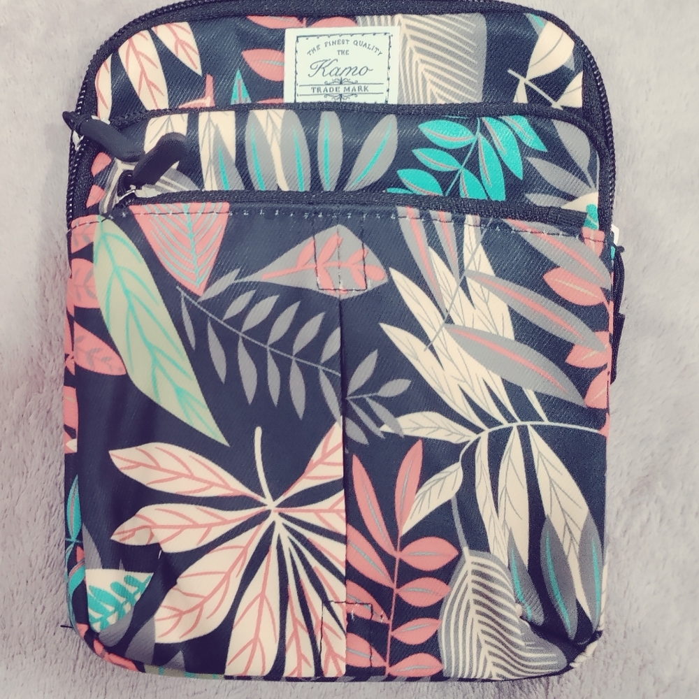 Multifunctional bag with two different straps can be worn 3 different ways